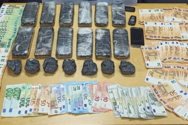 Θεσσαλονίκη: Συνελήφθη ζευγάρι – Έκρυβε 7 κιλά ναρκωτικών σε βράχια