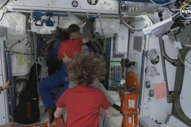 Αστροναύτες αγκαλιάζονται κατά την άφιξή τους στον Διεθνή Διαστημικό Σταθμό
