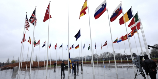 Δύο στρατιωτικοί ετοιμάζονται να υψώσουν τη σουηδική σημαία κατά τη διάρκεια της τελετής για την ένταξη της Σουηδίας στο ΝΑΤΟ