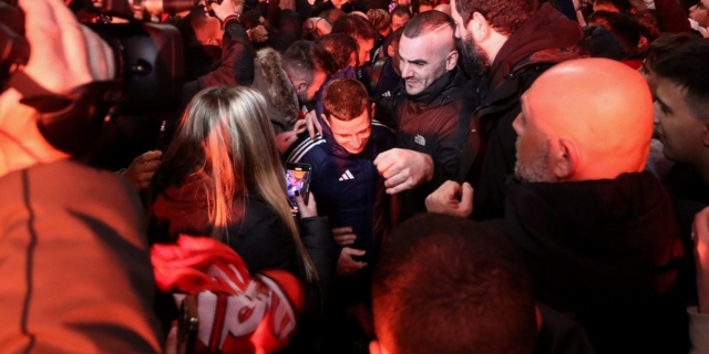 Ολυμπιακός: Υποδοχή ηρώων από τους φίλους των ερυθρολεύκων στο αεροδρόμιο