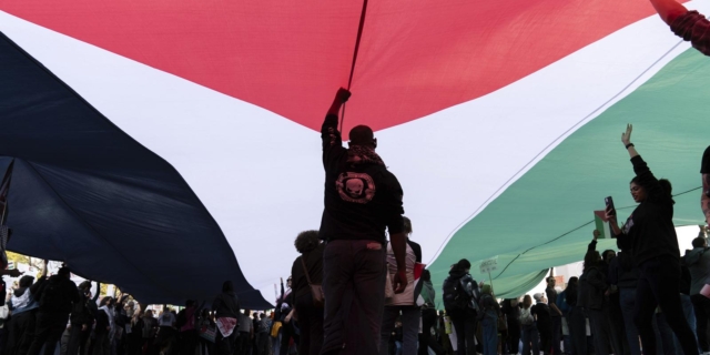 Μεγάλη παλαιστινιακή σημαία σε διαδήλωση για άμεση κατάπαυση του πυρός στη Γάζα
