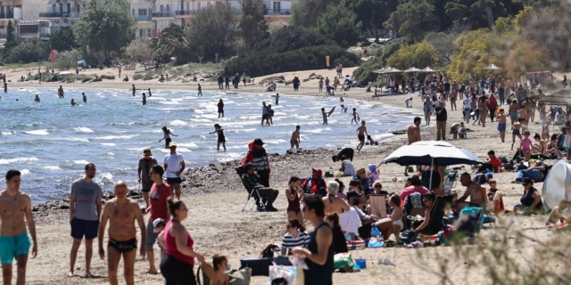 Καιρός: Νέα άνοδος της θερμοκρασίας – Επιμένουν οι δυνατοί άνεμοι