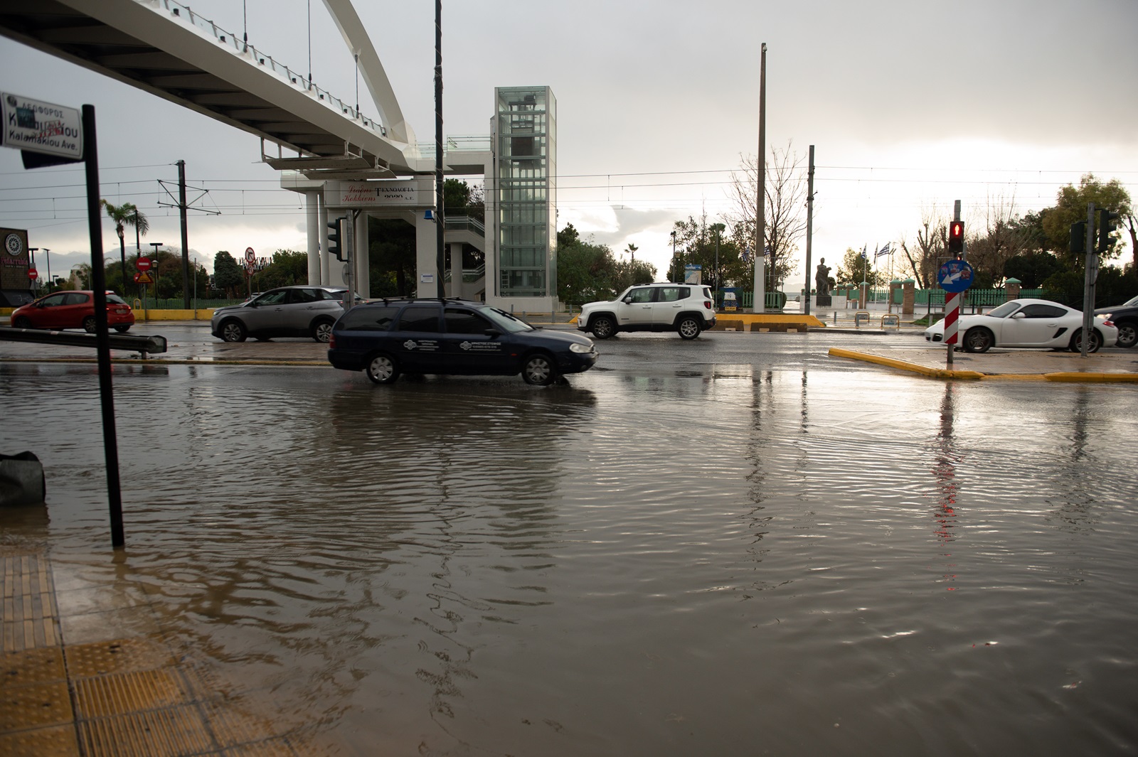 Πλημμύρισαν οι δρόμοι στην Παραλιακή