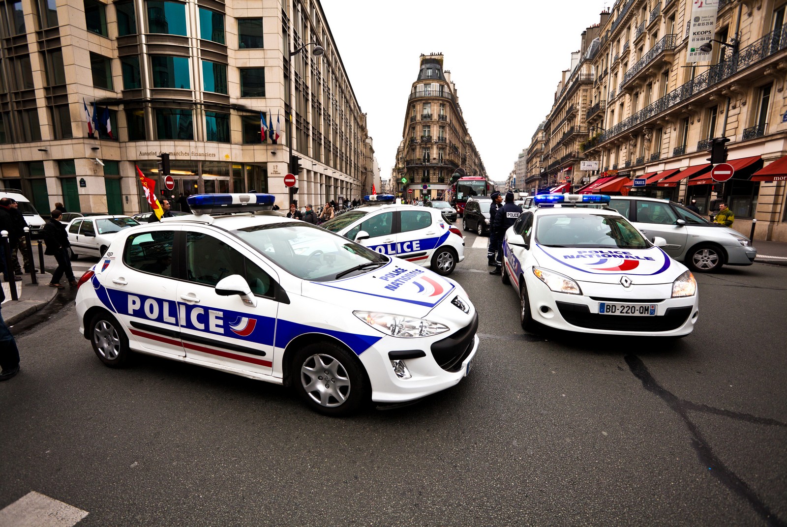 Παρίσι: Επίθεση με πυροτεχνήματα σε αστυνομικό τμήμα μετά τον θάνατο 18χρονου
