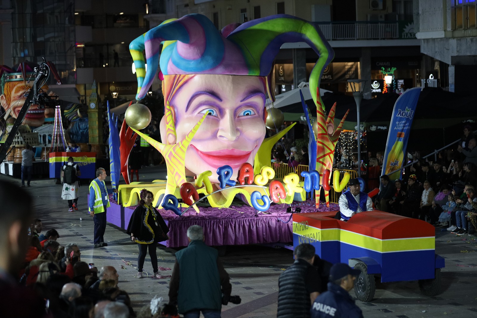 Πατρινό καρναβάλι, Nυχτερινή παρέλαση