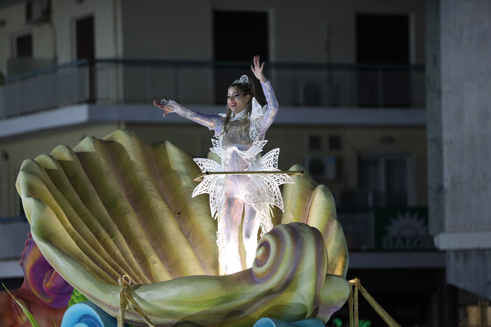 Πατρινό καρναβάλι, Nυχτερινή παρέλαση