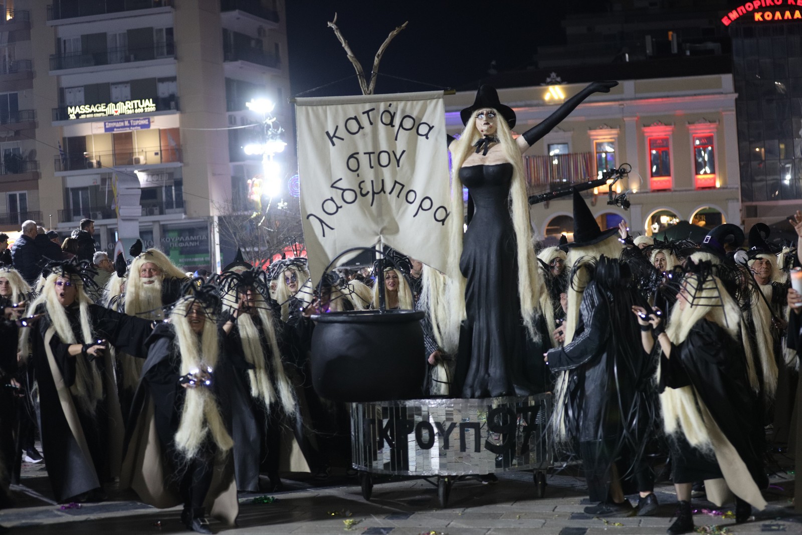 Πατρινό καρναβάλι, Nυχτερινή παρέλαση