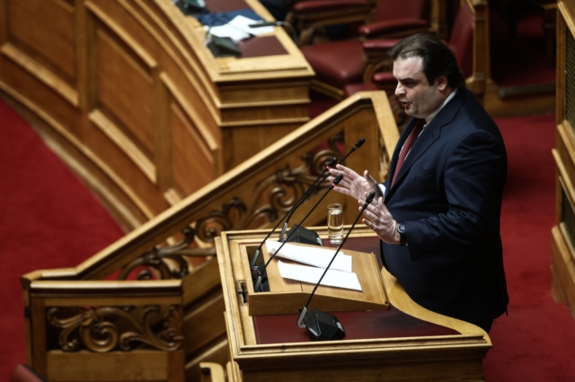Ο Κυριάκος Πιερρακάκης στο βήμα της Βουλής στη συζήτηση για το νομοσχέδιο του Υπουργείου Παιδείας για τα μη κρατικά πανεπιστήμια