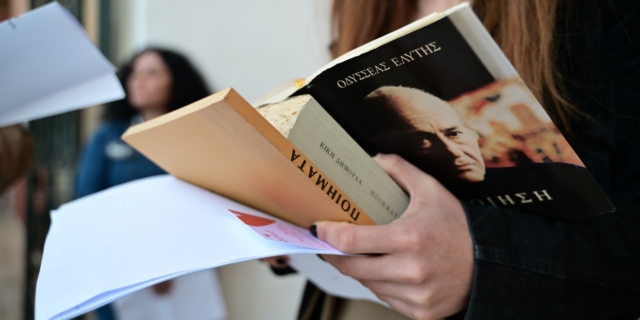 Στιγμιότυπο από τον Μαραθώνιο Ποίηση, στα Προπύλαια του ΕΚΠΑ, Πέμπτη 21 Μαρτίου 2024.