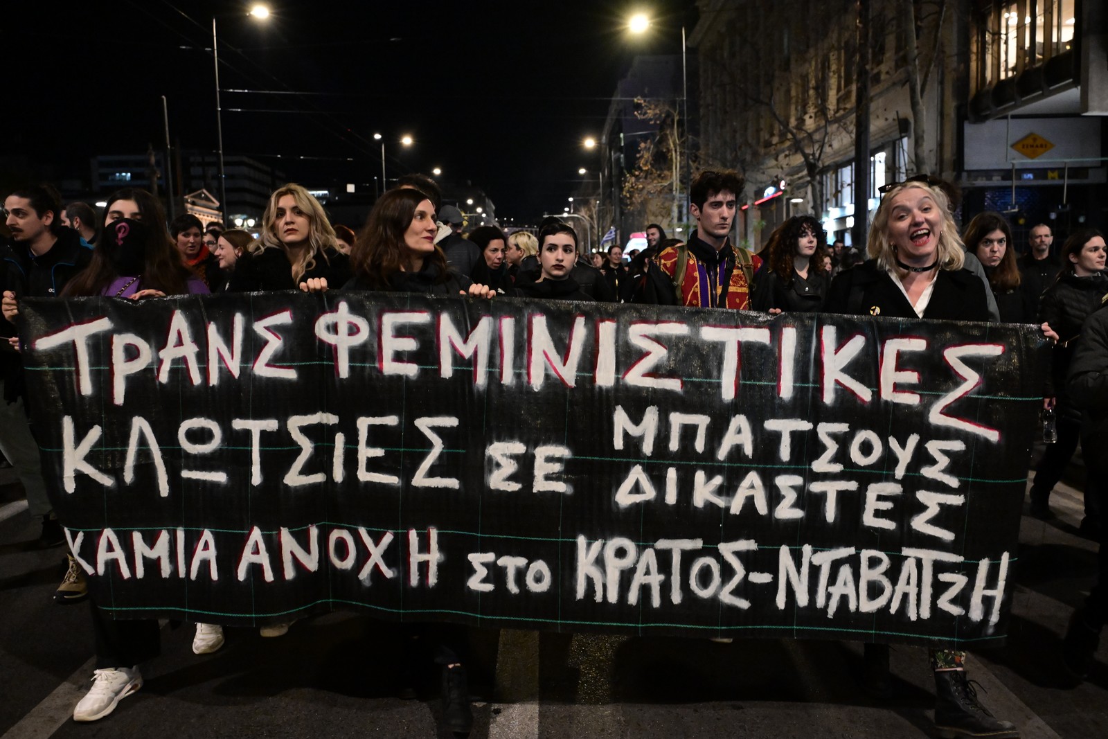 Συλλαλητήριο στα Προπύλαια για την υπόθεση βιασμού της 12χρονης στον Κολωνό