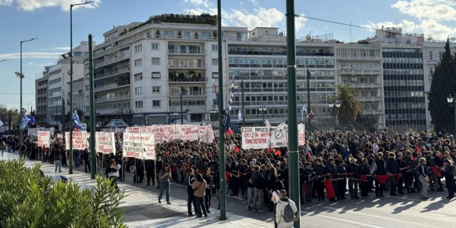 Ιδιωτικά πανεπιστήμια: Χιλιάδες διαδηλωτές έξω από τη Βουλή