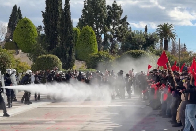 Αστυνομικές δυνάμεις ρίχνουν χημικά στους διαδηλωτές