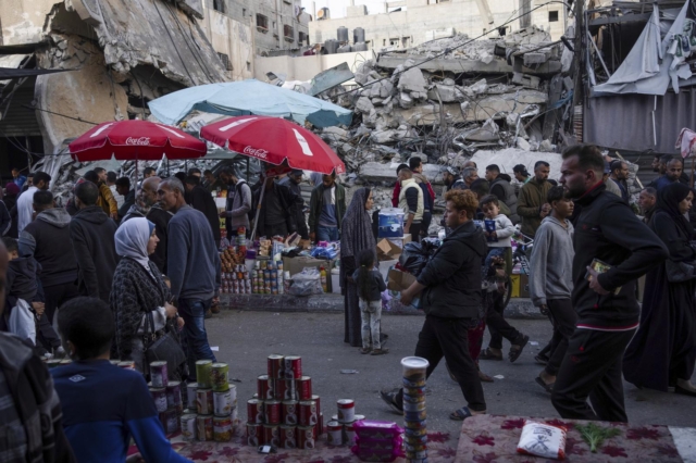 Παλαιστίνιοι σε αγορά της Ράφα
