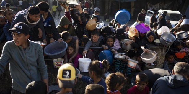 Παλαιστίνιοι περιμένοντας ανθρωπιστική βοήθεια στη Ράφα