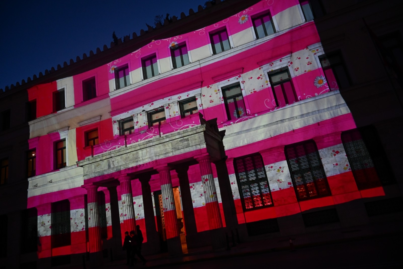 Προβολή της "Ροζ Σημαίας" της Γεωργίας Λαλέ στην πρόσοψη του Δημαρχιακού Μεγάρου Αθηνών