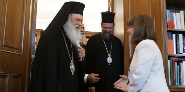 Η Κατερίνα Σακελλαροπούλου με τον αρχιεπίσκοπο Ιερώνυμο