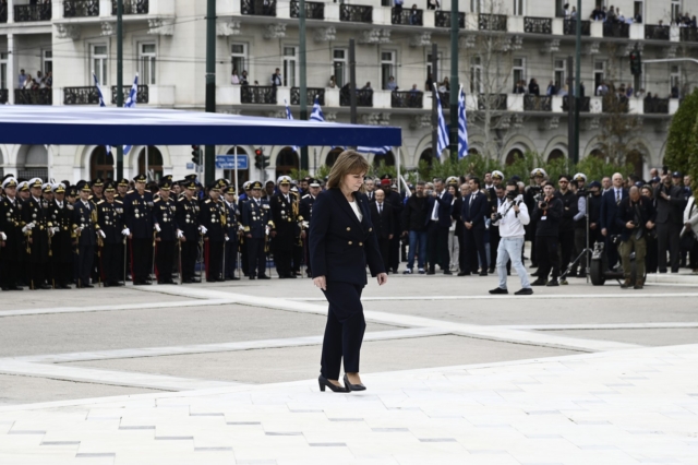 25η Μαρτίου: Η κατάθεση στεφάνου από την Πρόεδρο της Δημοκρατίας στο μνημείο του Αγνώστου Στρατιώτη