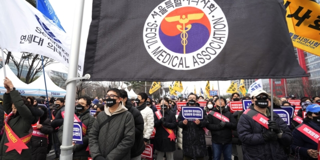 Νότια Κορέα: Η κυβέρνηση βγάζει σε διαθεσιμότητα χιλιάδες γιατρούς