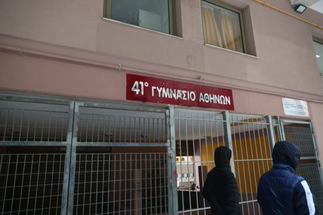 19χρονος εξωσχολικός εισέβαλε στο στο 41ο Γυμνάσιο Αθηνών στην Κυψέλη κρατώντας σφυρί και τραυμάτισε έναν 18χρονο μαθητή στο κεφάλι και το σώμα, ενώ στη συνέχεια χτύπησε στην κοιλιά με μαχαίρι τον διευθυντή του σχολείου, Τρίτη 26 Μαρτίου 2024. Οι δύο τραυματίες μεταφέρθηκαν στο νοσοκομείο "Γ. Γεννηματάς" για να τους παρασχεθούν οι πρώτες βοήθειες, ενώ ο δράστης συνελήφθη από αστυνομικούς. Σύμφωνα με πληροφορίες,επιτέθηκε στον μαθητή, επειδή είχε χτυπήσει τον αδελφό του