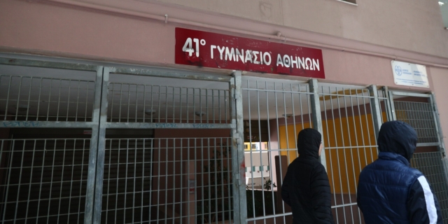 19χρονος εξωσχολικός εισέβαλε στο στο 41ο Γυμνάσιο Αθηνών στην Κυψέλη κρατώντας σφυρί και τραυμάτισε έναν 18χρονο μαθητή στο κεφάλι και το σώμα, ενώ στη συνέχεια χτύπησε στην κοιλιά με μαχαίρι τον διευθυντή του σχολείου, Τρίτη 26 Μαρτίου 2024. Οι δύο τραυματίες μεταφέρθηκαν στο νοσοκομείο "Γ. Γεννηματάς" για να τους παρασχεθούν οι πρώτες βοήθειες, ενώ ο δράστης συνελήφθη από αστυνομικούς. Σύμφωνα με πληροφορίες,επιτέθηκε στον μαθητή, επειδή είχε χτυπήσει τον αδελφό του
