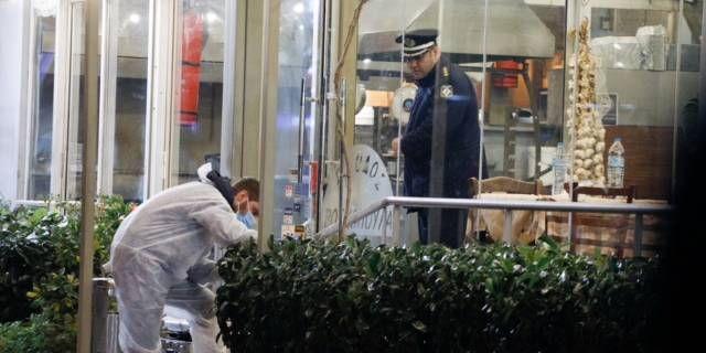 Στιγμιότυπο από την αυτοψία της αστυνομίας μετά τους πυροβολισμούς στην ταβέρνα, στη Βάρη, το 2020.