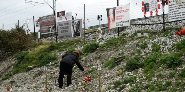 Συγγενείς και φίλοι τιμούν τη μνήμη των 57 θυμάτων του σιδηροδρομικού δυστυχήματος στα Τέμπη, ένα χρόνο μετά την τραγωδία, στον τόπο του δυστυχήματος στην Κεντρική Ελλάδα, στις 28 Φεβρουαρίου 2024.