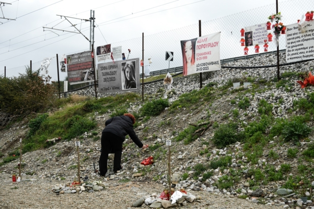 Συγγενείς και φίλοι τιμούν τη μνήμη των 57 θυμάτων του σιδηροδρομικού δυστυχήματος στα Τέμπη, ένα χρόνο μετά την τραγωδία, στον τόπο του δυστυχήματος στην Κεντρική Ελλάδα, στις 28 Φεβρουαρίου 2024.