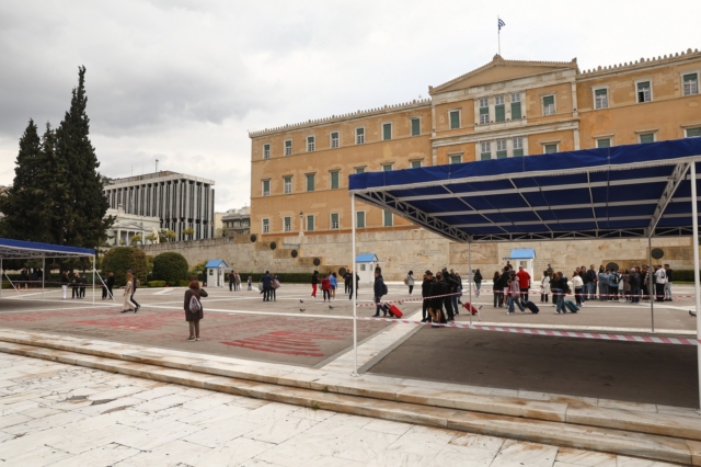 Τα ονόματα των 57 νεκρών στα Τέμπη έξω από τη Βουλή