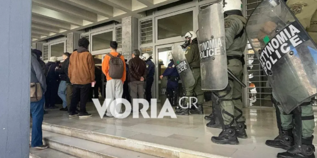 Θεσσαλονίκη: Ένταση στα δικαστήρια που μετέβησαν οι 49 συλληφθέντες του ΑΠΘ – Αναβλήθηκε η δίκη