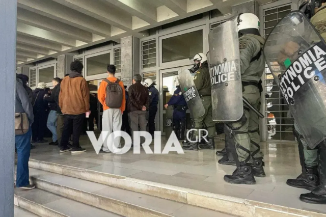 Θεσσαλονίκη: Ένταση στα δικαστήρια που μετέβησαν οι 49 συλληφθέντες του ΑΠΘ – Αναβλήθηκε η δίκη
