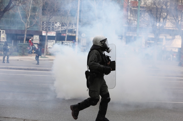 Επεισόδια στη Θεσσαλονίκη, στην πορεία για τον έναν χρόνο από το σιδηροδρομικό δυστύχημα στα Τέμπη