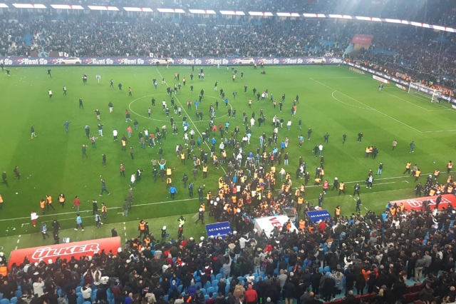 Εισβολή των οπαδών της Trabzonspor στο γήπεδο