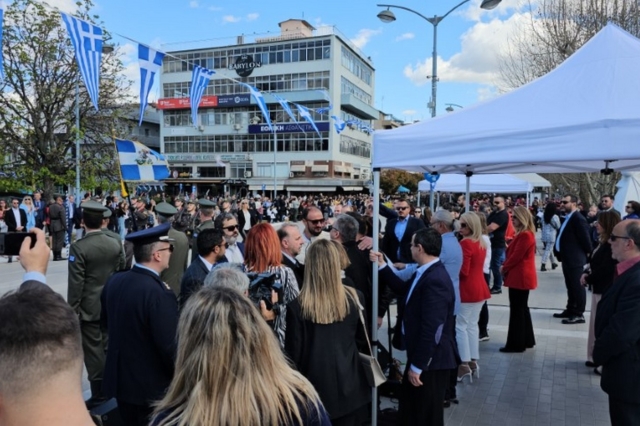 Τρίκαλα: Ένταση στην παρέλαση – Έλλειψη σεβασμού καταγγέλλει η οικογένεια Πλακιά