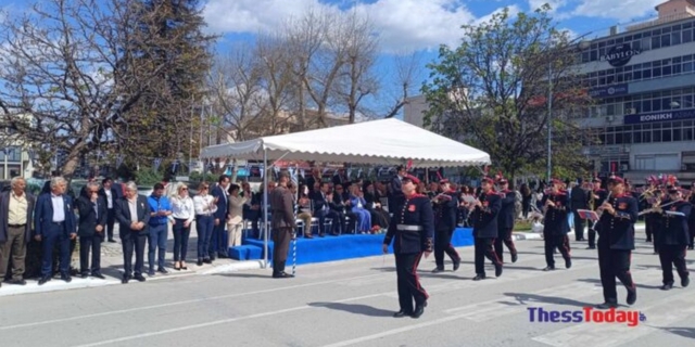 Τρίκαλα: Δεν εμφανίστηκε στην παρέλαση η Κ. Παπακώστα μετά τις αντιδράσεις συγγενών θυμάτων των Τεμπών
