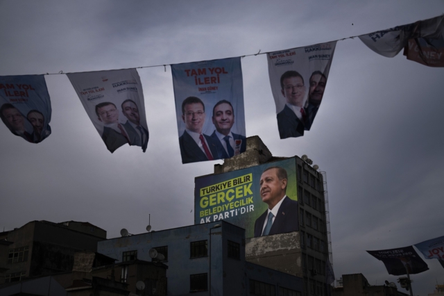 Πανό του Εκρέμ Ιμάμογλου πάνω από του Ερντογάν, ενόψει των εκλογών στην Τουρκία