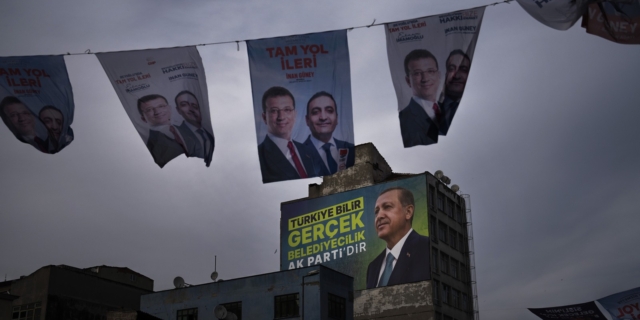 Πανό του Εκρέμ Ιμάμογλου πάνω από του Ερντογάν, ενόψει των εκλογών στην Τουρκία