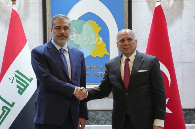 Ο Ιρακινός υπουργός Εξωτερικών Fuad Hussein και ο Τούρκος ομόλογός του Hakan Fidan