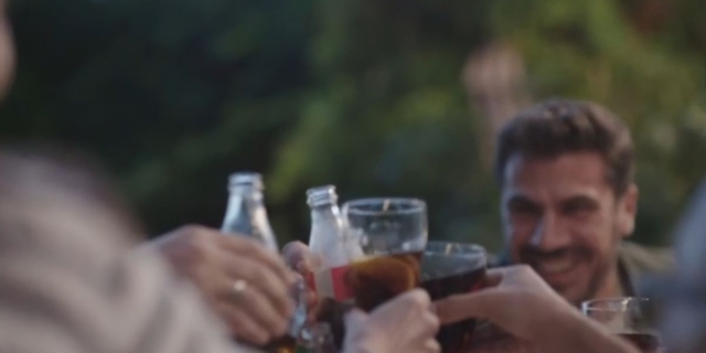 Η Coca-Cola και ο Άκης Πετρετζίκης μας καλούν να δημιουργήσουμε τη δική μας Συνταγή της Μαγείας