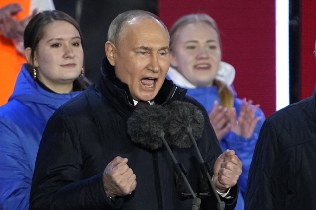 Ο Ρώσος πρόεδρος Βλαντιμίρ Πούτιν μιλάει μετά τη νίκη του στις προεδρικές εκλογές στην Κόκκινη Πλατεία στη Μόσχα, με αφορμή τη συμπλήρωση 10 ετών από την προσάρτηση της Κριμαίας στη Ρωσία