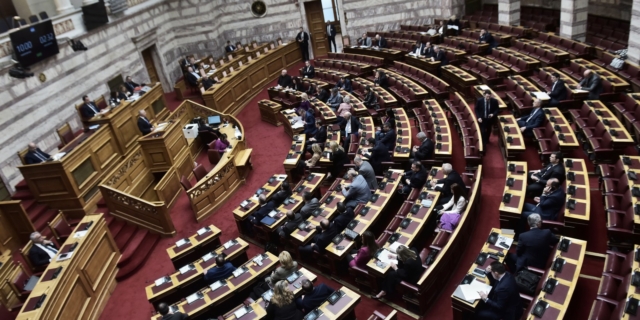 Συζήτηση στην Ολομέλεια της Βουλής επί του πορίσματος της Εξεταστικής Επιτροπής με θέμα "για τη διερεύνηση του εγκλήματος των Τεμπών και όλων των πτυχών που σχετίζονται με αυτό"