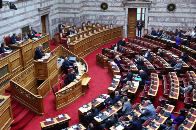 Ο υπουργός Επικρατείας Μάκης Βορίδης απευθύνεται στην Ολομέλεια της Βουλής