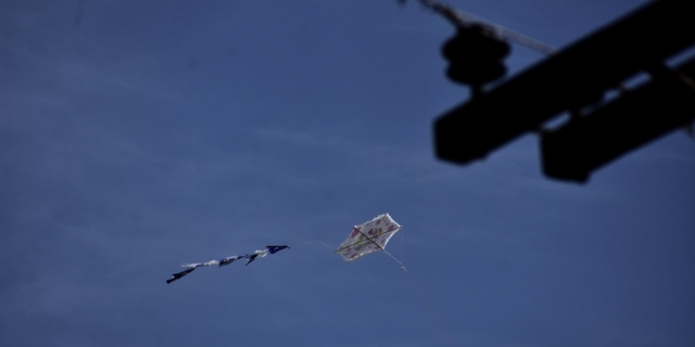 Χαρταετός σε καλώδια της ΔΕΗ