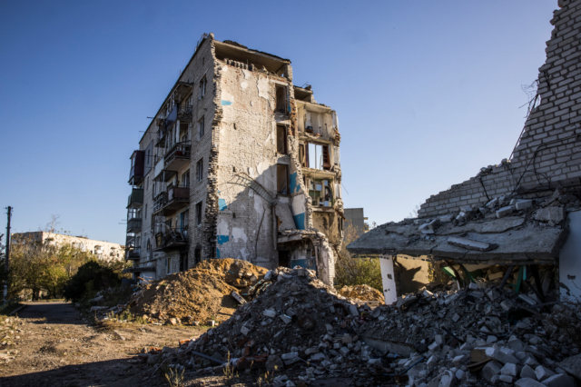 Κατεστραμμένο κτίριο στη βορειοανατολική ουκρανική πόλη Izium, η οποία ανακαταλήφθηκε από τον ουκρανικό στρατό. Ένα μεγάλο μέρος της πόλης είχε καταστραφεί.