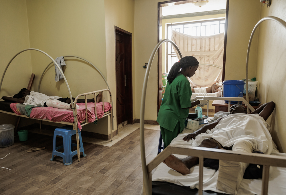 Μια νοσοκόμα εξετάζει έναν ασθενή κατά τη διάρκεια της νοσηλείας του στο νοσοκομείο Salama. Bunia, επαρχία Ituri, Λαϊκή Δημοκρατία του Κονγκό.