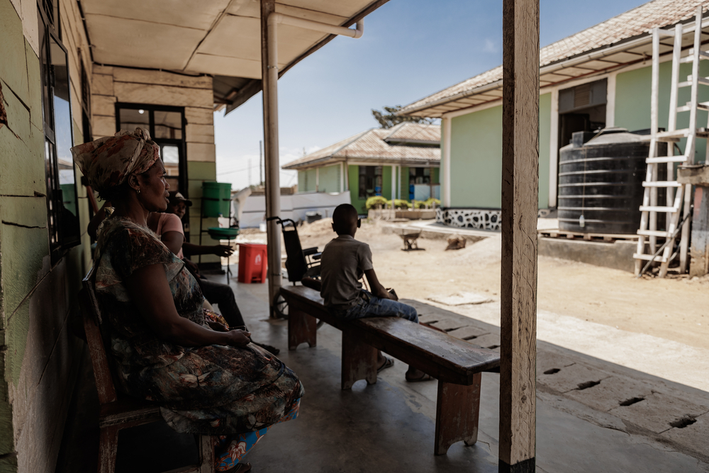 Ασθενείς περιμένουν στον εξωτερικό χώρο του νοσοκομείο Salama για να λάβουν την απαραίτητη φροντίδα.