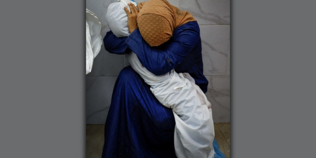 Η Ινάς Μαάμαρ, κρατά στην αγκαλιά της το άψυχο σώμα της ανιψιάς της που σκοτώθηκε από ισραηλινό πύραυλο στο Χαν Γιούνες τον Οκτώβριο του 2023.