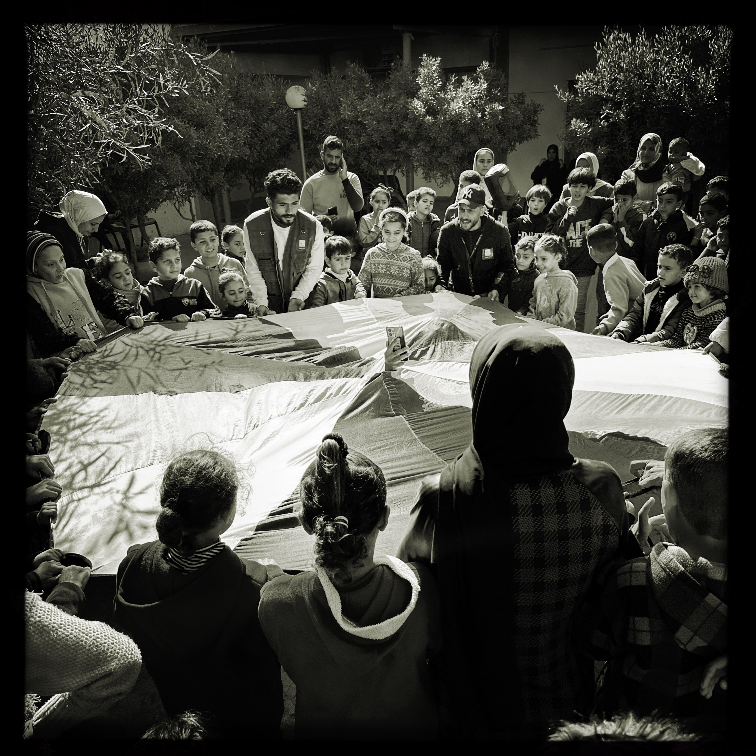 Άνθρωποι της οργάνωσης Sharek Youth Forum παίζουν με παιδιά στο UNRWA Tal Al Sultan Health Centre στις 7 Φεβρουαρίου του 2024