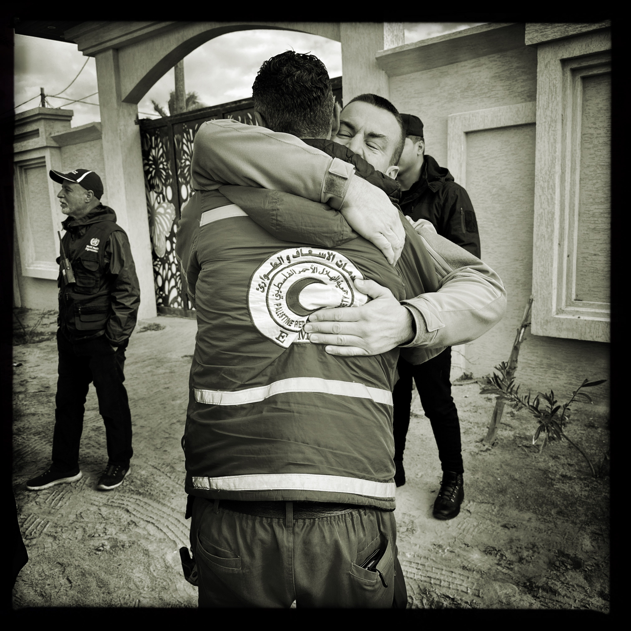 Ο Θάνος Γαργαβάνης με παραϊατρικό υπάλληλο σε δομή των Ηνωμένων Εθνών στο Khan Younis