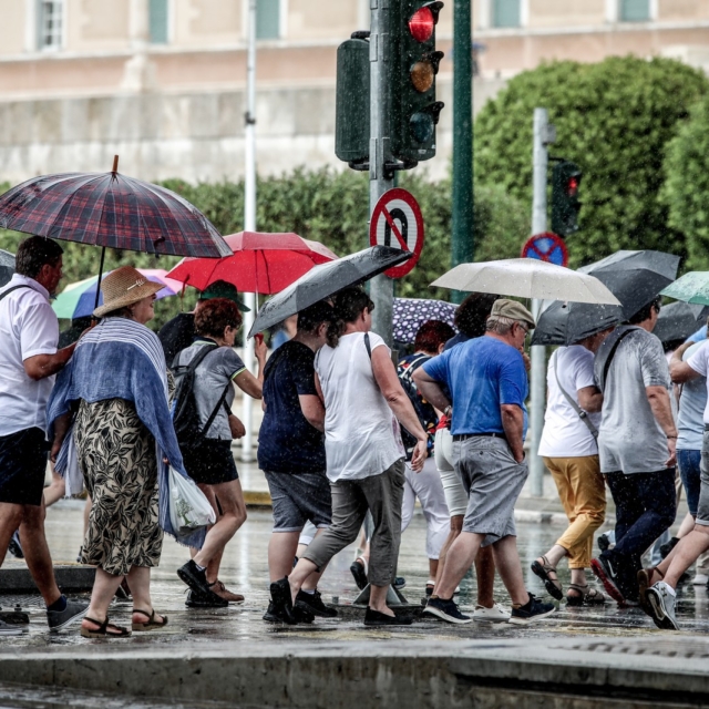 Ανοιξιάτικη βροχή στην Αθήνα (φωτογραφία αρχείου)