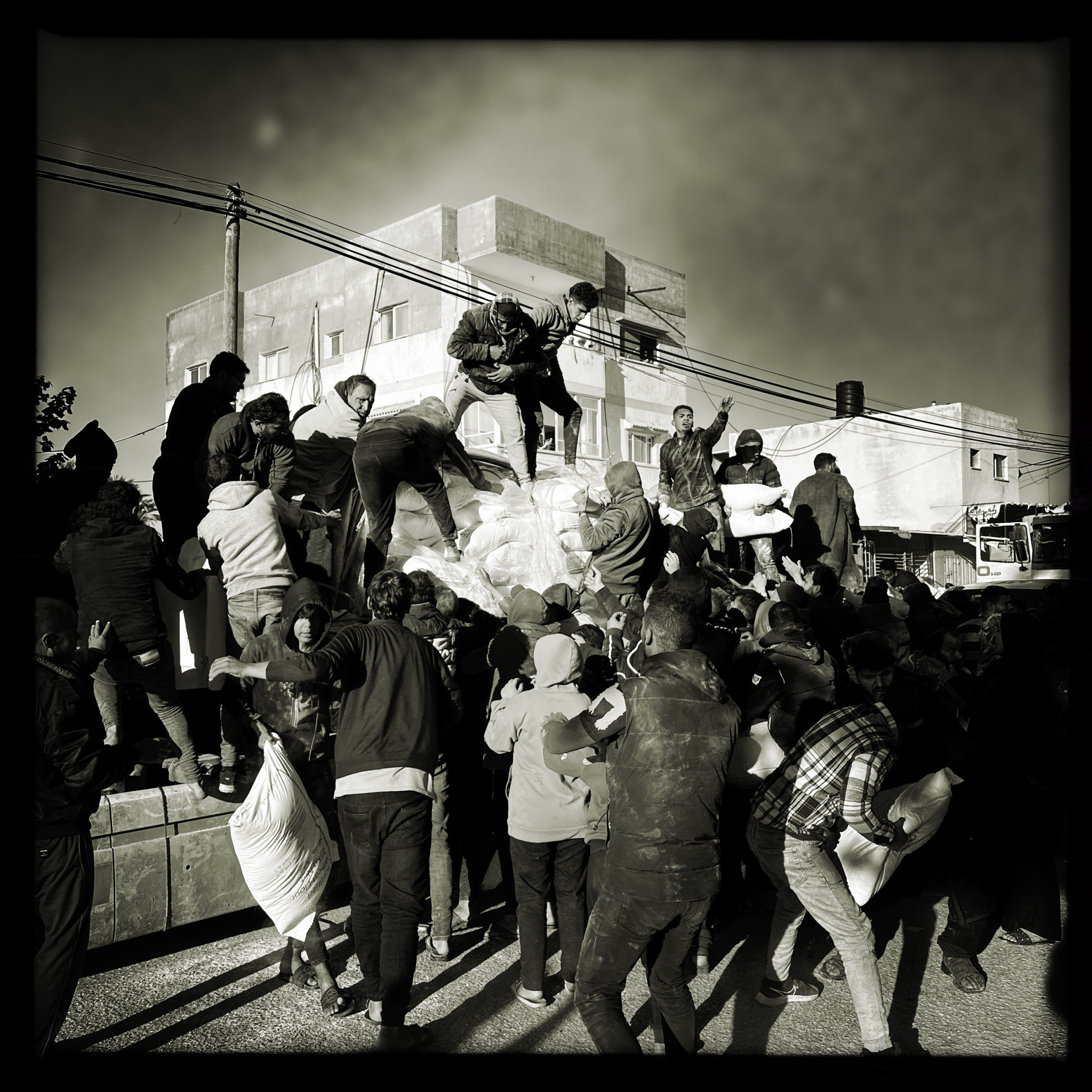 Πλήθος κόσμου περιμένει τροφή στην πόλη Khan Younis